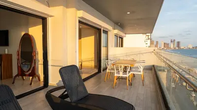 Zona de estar de Sunlit & Sea View