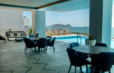 Piscina en o cerca de Sunlit & Sea View