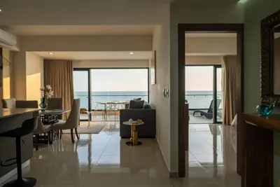 Zona de estar de Sunlit & Sea View