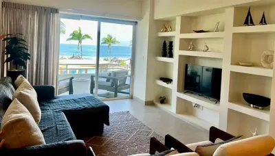 Una televisión o centro de entretenimiento en Departamento a pie de playa, vista al Mar, Cerritos, Mazatlan
