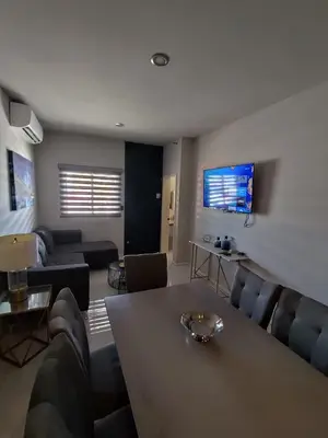 Una televisión o centro de entretenimiento en A beautiful apartment, in the heart of the golden zone!