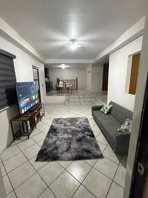 Una televisión o centro de entretenimiento en Casa en segunda planta