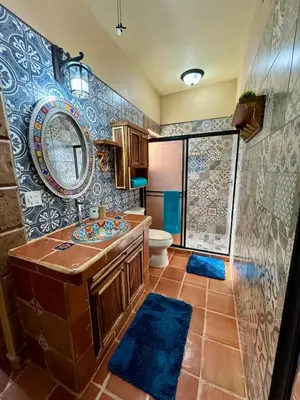 Un baño de Dorado Family Suite - Beach & Historic Center