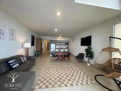Una televisión o centro de entretenimiento en Condominio Frente al Mar