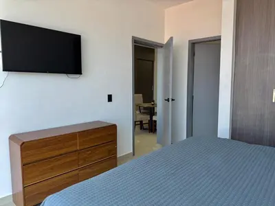 Una televisión o centro de entretenimiento en Apartment Close to the Beach with Pool