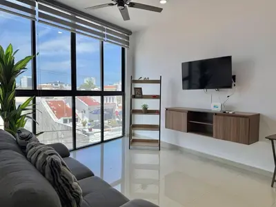 Una televisión o centro de entretenimiento en Apartment Close to the Beach with Pool