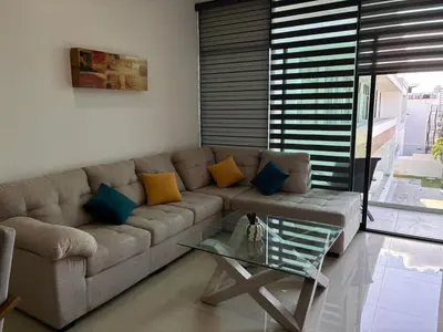Zona de estar de Departamento a unas Calles de la Zona Dorada