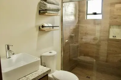 Un baño de Hotel boutique cerca de Zona Dorada by Gpsrentas