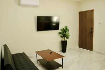 Una televisión o centro de entretenimiento en Hotel boutique cerca de Zona Dorada by Gpsrentas