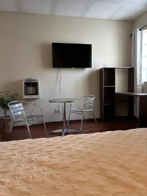 Una televisión o centro de entretenimiento en habitacion Cerezo