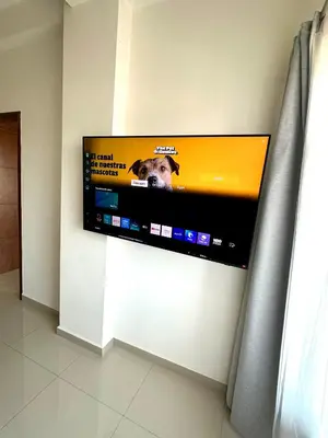 Una televisión o centro de entretenimiento en Departamento Moderno de DOS recamaras cerca de la playa, Malecón y Gran Plaza