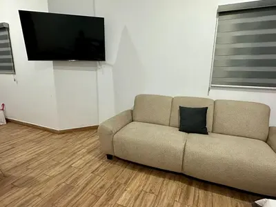 Una televisión o centro de entretenimiento en Muy Centrico, Tec Mty, Hosp Angeles, Facturamos