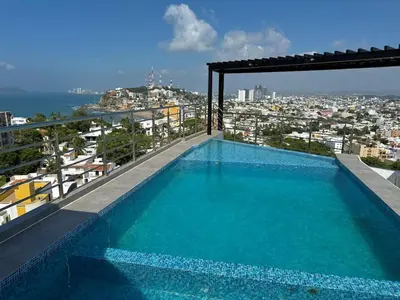 Piscina en o cerca de Depa con terraza panoramica al mar y la ciudad
