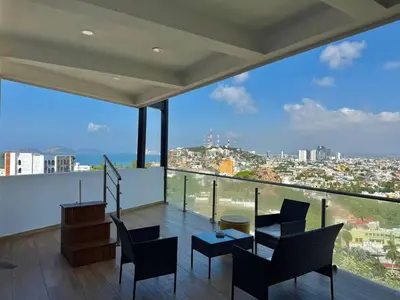 Un balcón o terraza de Depa con terraza panoramica al mar y la ciudad