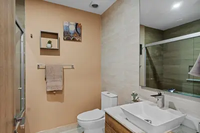 Un baño de 24K Propiedades 15th Floor Camino al Mar Beach Front King Bed