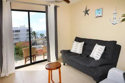 Plano de Beautiful apartment just 1 block from the beach