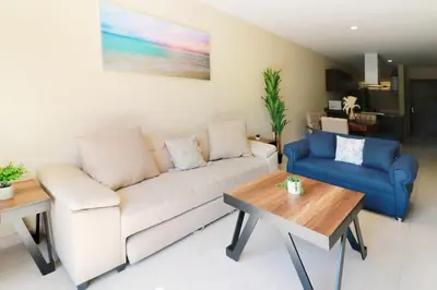 Plano de Beautiful apartment 1 block from the beach