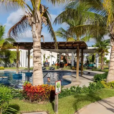 Home with Pool 3 Minutes away from the beach