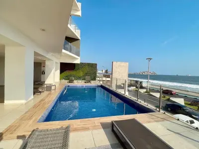 Plano de Stylish seaside apartment with stunning ocean view
