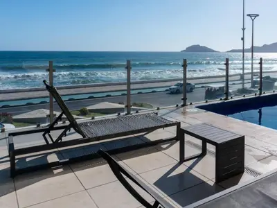Plano de Stylish seaside apartment with stunning ocean view