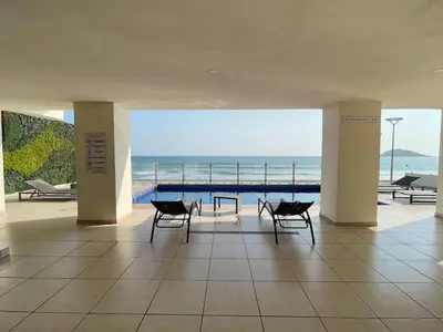 Plano de Stylish seaside apartment with stunning ocean view