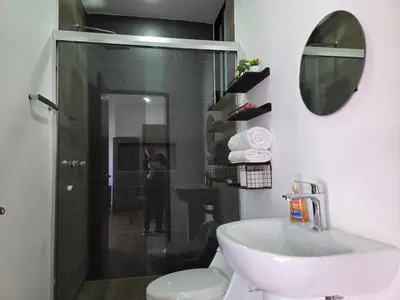 Un baño de Departamento con vista al Estadio de Béisbol