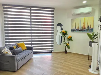 Zona de estar de Departamento con vista al Estadio de Béisbol