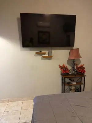 Una televisión o centro de entretenimiento en Enjoy the best of Alamos