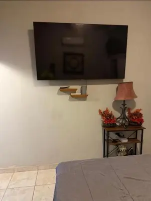 Una televisión o centro de entretenimiento en Enjoy the best of Alamos