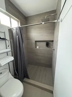 Un baño de Cuarto independiente frente al museo del desierto