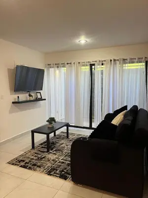 Una televisión o centro de entretenimiento en New ground floor apartment, very comfortable and excellent location