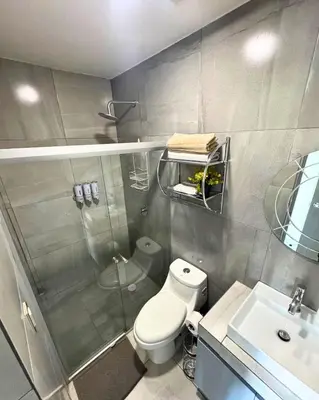 Un baño de Marina Mazatlán Getaway, Terraza & Comodidad