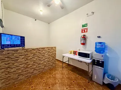 Una televisión o centro de entretenimiento en Comod Inn