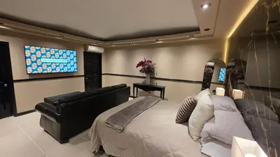 Una televisión o centro de entretenimiento en Luxury Suites Seoul Consulado