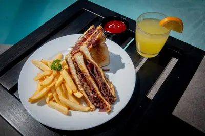 Comida en o cerca de este hotel
