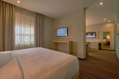 Una televisión o centro de entretenimiento en Wyndham Garden Saltillo