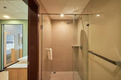 Un baño de Wyndham Garden Saltillo