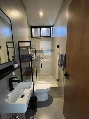 Un baño de Stylish Condo Steps to Beach & Malecón
