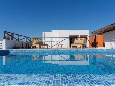 Plano de Spacious Apartment with Rooftop Pool near Malecon