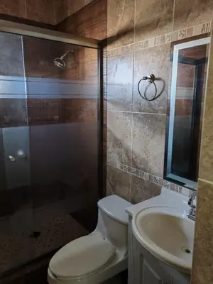 Un baño de Comfortable house 15 min Consulate 10 min Bridge