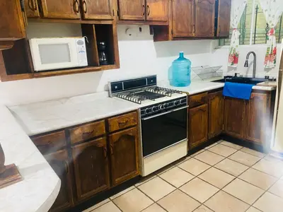 Una cocina o zona de cocina en SmartStay House Spacious, equipped and comfortable