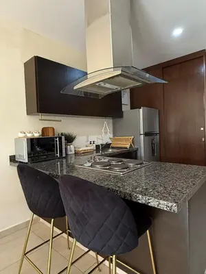 Una cocina o zona de cocina en Modern apartment overlooking the ocean in front of the esplanade