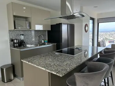 Una cocina o zona de cocina en Vista al Mar desde el piso 20, Moderno Con Alberca