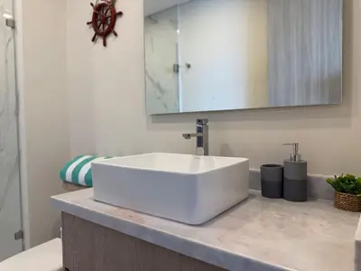 Un baño de A Pie de Playa, Con Hermosas Vistas al Oceano
