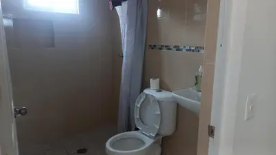 Un baño de Spacious house near the beach