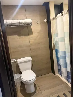 Un baño de Nueva Vizcaya & Suites