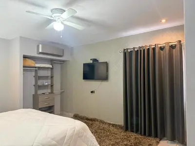 Una televisión o centro de entretenimiento en Nueva Vizcaya & Suites