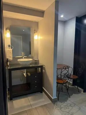 Un baño de Nueva Vizcaya & Suites