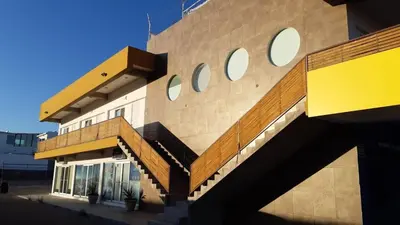 Edificio en el que se encuentra el hostal o pensión