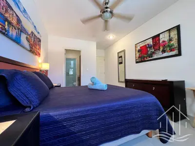 Cama o camas de una habitación en Promo-2BR-Luxe Dept-1 Min Walk to Beach-Sleeps 6